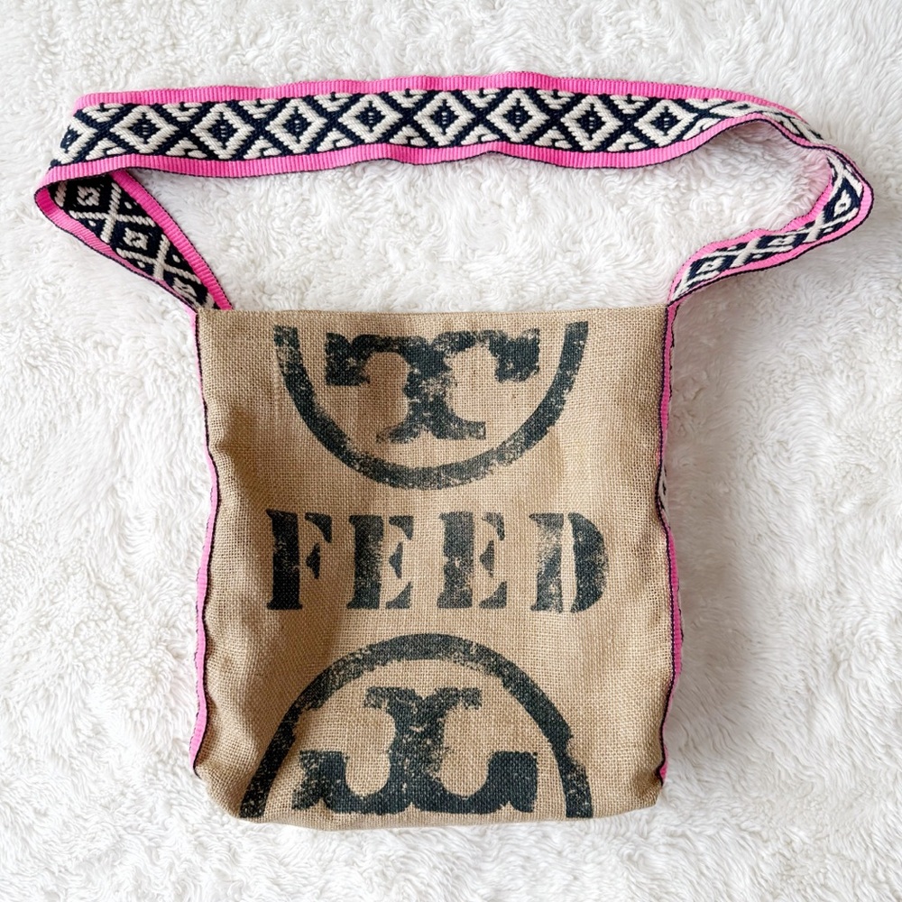 Tory Burch Beige Burlap 'FEED' Crossbody Bag with Pink & Black Strap - Picture 4 of 9